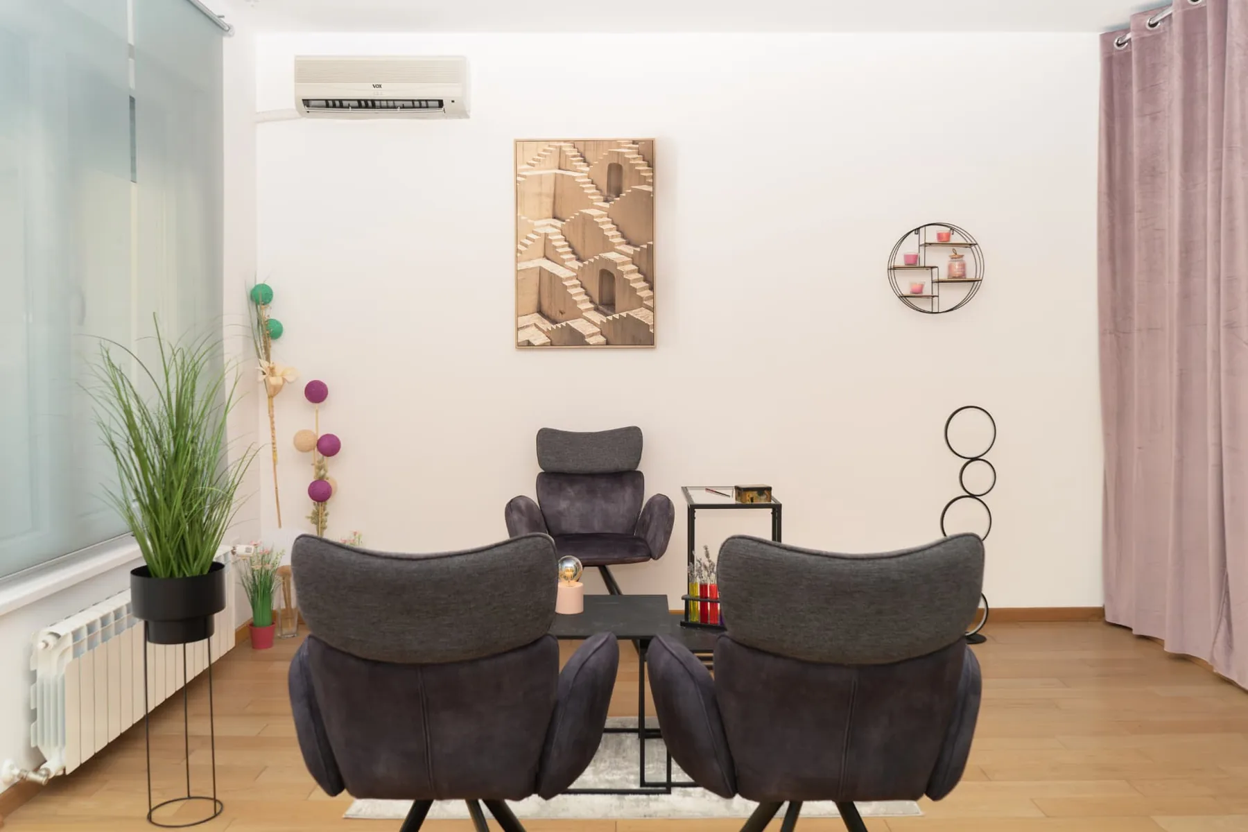 Kabinet sa tri fotelje i prirodnim svetlom